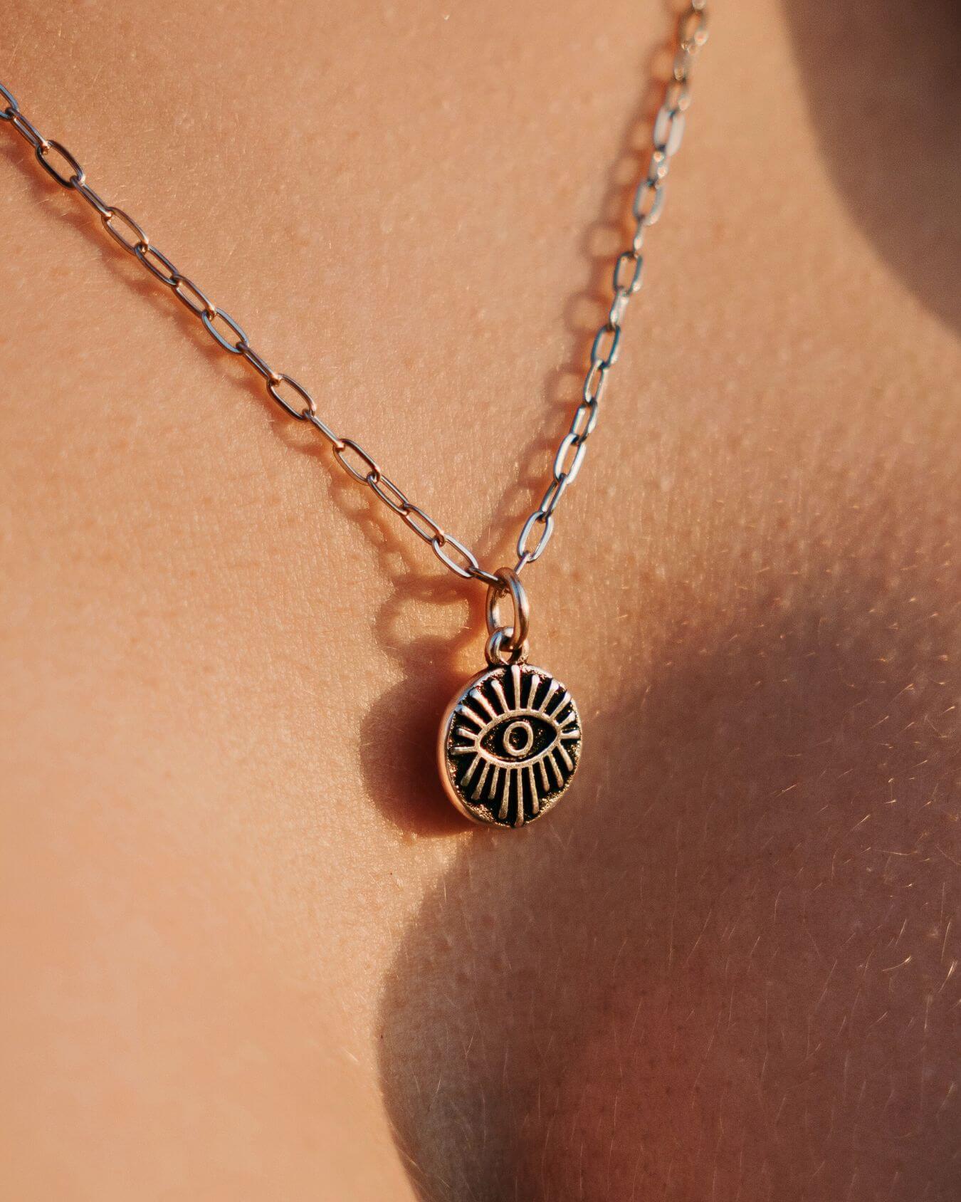 GAZE NECKLACE
